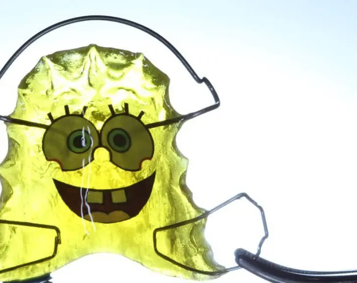 Aparato de ortodoncia infantil de Bob Esponja